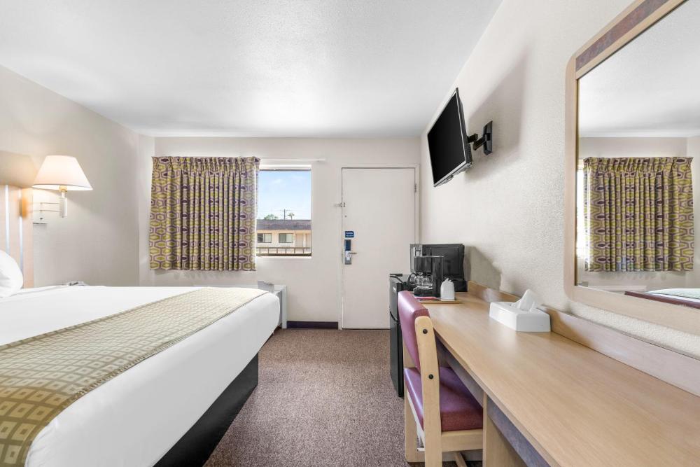 1 King Bed Smoking interior